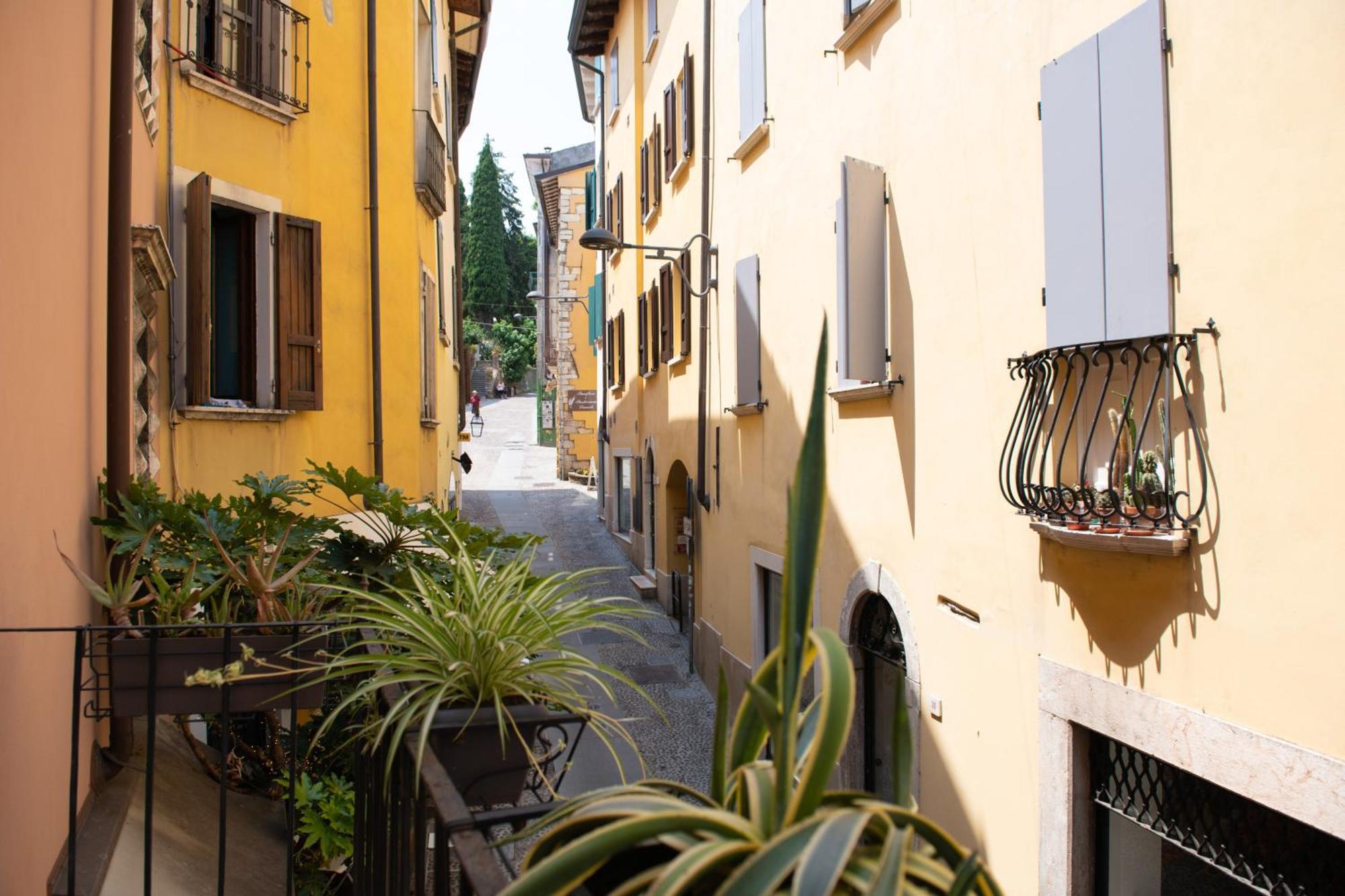 Alessi Appartamenti Desenzano del Garda Exterior foto